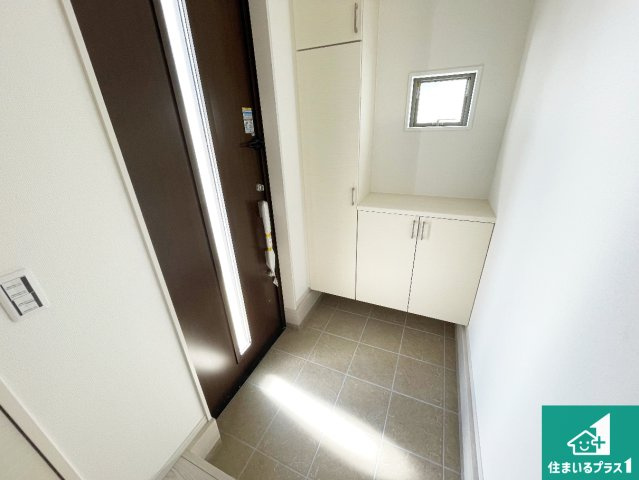 野洲市永原　第1期　新築一戸建ての玄関|シューズボックスにはたくさんの靴が収納できるので玄関周りはいつもスッキリ！ご家族が増えても安心！