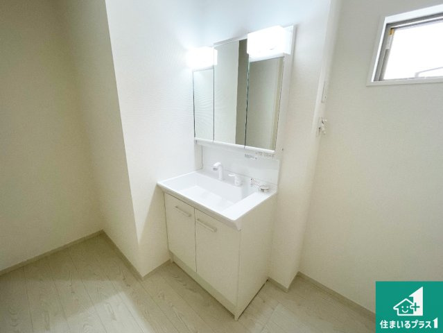 野洲市永原　第1期　新築一戸建ての独立洗面台|清潔感のある洗面台です。フラットな鏡は掃除がしやすく毎日清潔！鏡裏には収納があるのでスッキリとした洗面台が保てます。