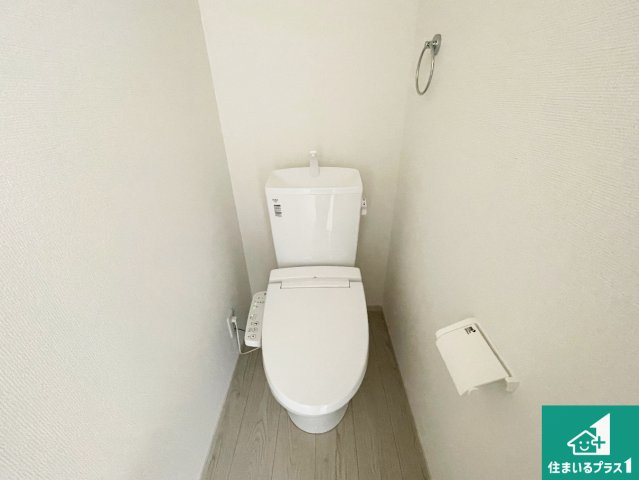 野洲市永原　第1期　新築一戸建てのトイレ|1・2階の2ヶ所にあるので、朝の忙しい時間の順番待ちもなく、深夜の利用にも大変便利です。