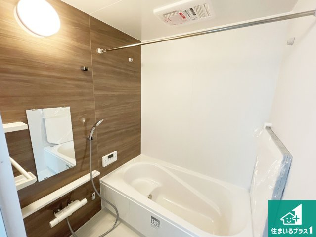 野洲市永原　第1期　新築一戸建ての浴室|足をゆったり伸ばして寛げる浴槽です。窓が設けられていますので差し込む光が明るく穏やかな雰囲気にしてくれます♪浴室乾燥機も設置しているので、雨の日の洗濯物も安心です♪