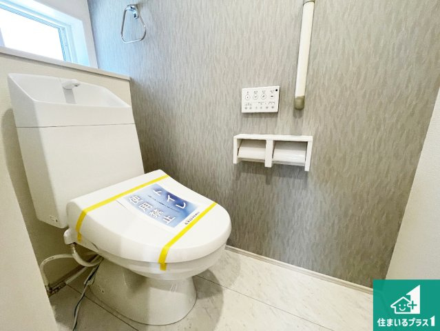 亀岡市余部町清水　新築一戸建てのトイレ|1・2階の2ヶ所にあるので、朝の忙しい時間の順番待ちもなく、深夜の利用にも大変便利です。