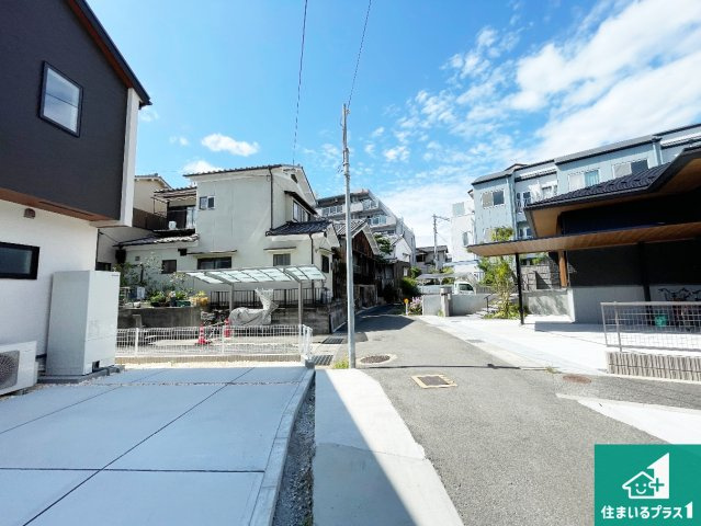 亀岡市余部町清水　新築一戸建ての前面道路含む現地写真|周辺は閑静な住宅街！前面道路広々で車の出し入れも便利です。駐車が苦手な方でも安心して車庫入れできます！