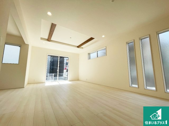 亀岡市余部町清水　新築一戸建ての居間・リビング|日当たり良好の明るいリビングで朝の目覚めもスッキリできそう！対面キッチンでご家族のコミュニケーションも自然と増える設計！小さなお子様が遊ぶスペースを作っても広々とくつろげるLDK！