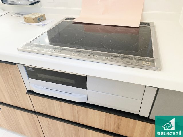 亀岡市余部町清水　新築一戸建ての設備|ダブル高火力Ｓｉセンサー付きコンロ！３口あるので、まとめて料理をする時も大活躍！