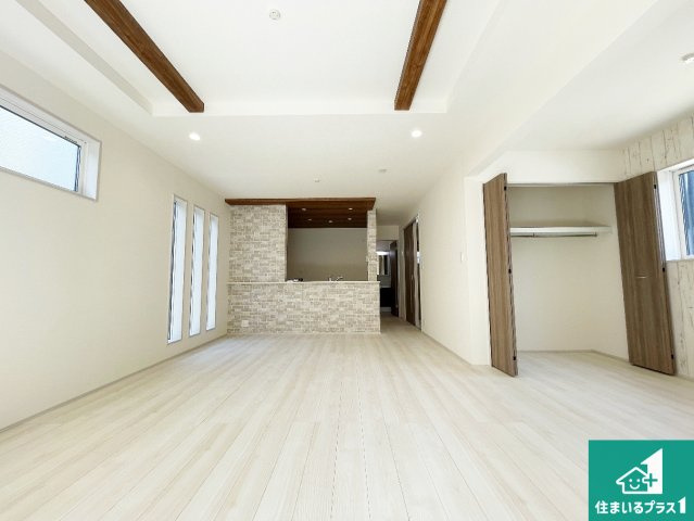 亀岡市余部町清水　新築一戸建ての居間・リビング|シンプルなリビングは、観葉植物等のインテリアを楽しめますね！パパ好みにも、ママ好みにも家具次第で雰囲気を変えることができます！