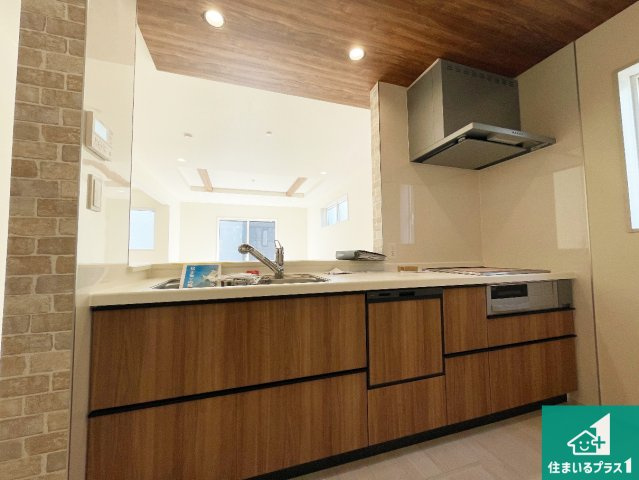 亀岡市余部町清水　新築一戸建てのキッチン|リビングと統一感があり、使い勝手のいいキッチン。広々としているので、二人並んで作業が出来ちゃいます。お子様と一緒に色々なお料理に挑戦できるスペースがあります。