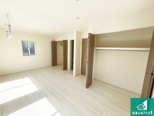 亀岡市余部町清水　新築一戸建ての洋室|シンプルな洋室は、自分好みのインテリアが楽しめます♪ご家族とインテリアや家具を選びに行くのは新築購入時の醍醐味の一つです。ぜひお楽しみください♪