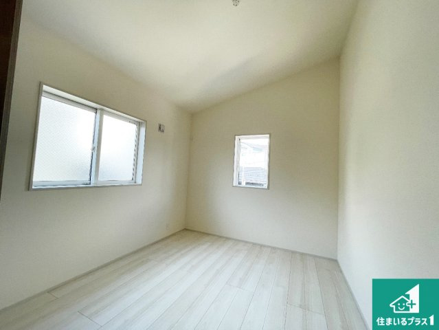 亀岡市余部町清水　新築一戸建ての洋室|シンプルな洋室は、自分好みのインテリアが楽しめます♪ご家族とインテリアや家具を選びに行くのは新築購入時の醍醐味の一つです。ぜひお楽しみください♪