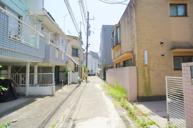 北新宿３　土地の前面道路含む現地写真|西側　幅員約4.0m　間口約10m
東側　幅員約3.8m　間口約10m