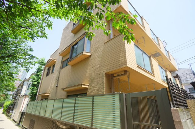 北新宿３　土地の外観|☆現況上物有（空家）☆約48.72坪の整形地
☆西側・東側の二方に接面し陽当たり良好
☆戸建用地、マンション用地として
☆神田川沿い！春には桜も眺められます