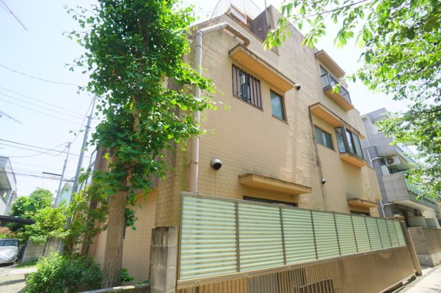 北新宿３　土地の外観|☆現況建物（空家）☆
築年月：1987年3月築
構造：鉄筋コンクリート造陸屋根3階建
延床面積：209.97㎡
間取り：1R×2戸・4LDK+WIC（メゾネット）1戸