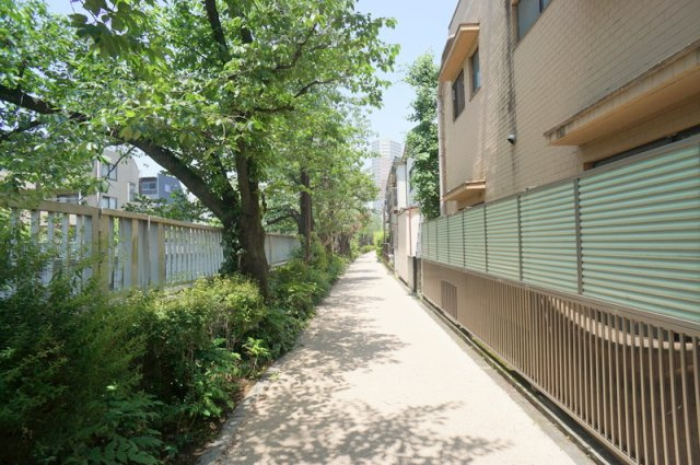 北新宿３　土地の前面道路含む現地写真|西側　幅員約4.0m　間口約10m
東側　幅員約3.8m　間口約10m