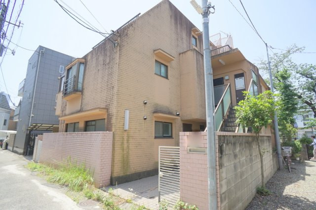 北新宿３　土地の外観|☆現況上物有（空家）☆約48.72坪の整形地
☆西側・東側の二方に接面し陽当たり良好
☆戸建用地、マンション用地として
☆神田川沿い！春には桜も眺められます