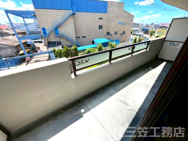 寝屋川市出雲町の賃貸マンションのバルコニー