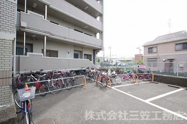 寝屋川市出雲町の賃貸マンションの駐車場