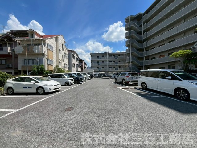 寝屋川市出雲町の賃貸マンションの駐車場