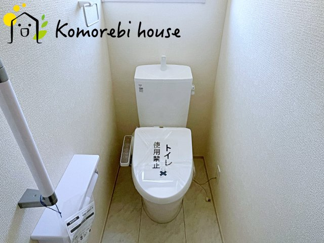 蓮田市椿山　第7　新築一戸建て　リーブルガーデン　01のトイレ|落ち着いた色調のトイレです