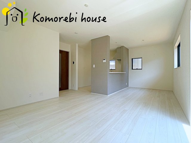 蓮田市椿山　第7　新築一戸建て　リーブルガーデン　01の居間・リビング|ゆったりとしたリビングです