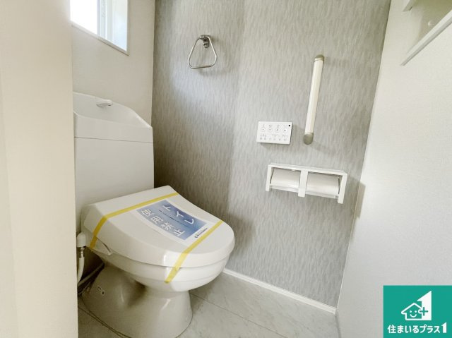 亀岡市余部町清水　新築一戸建てのトイレ|1・2階の2ヶ所にあるので、朝の忙しい時間の順番待ちもなく、深夜の利用にも大変便利です。