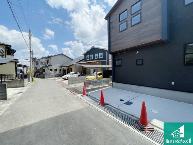 亀岡市余部町清水　新築一戸建ての前面道路含む現地写真|周辺は閑静な住宅街！前面道路広々で車の出し入れも便利です。駐車が苦手な方でも安心して車庫入れできます！