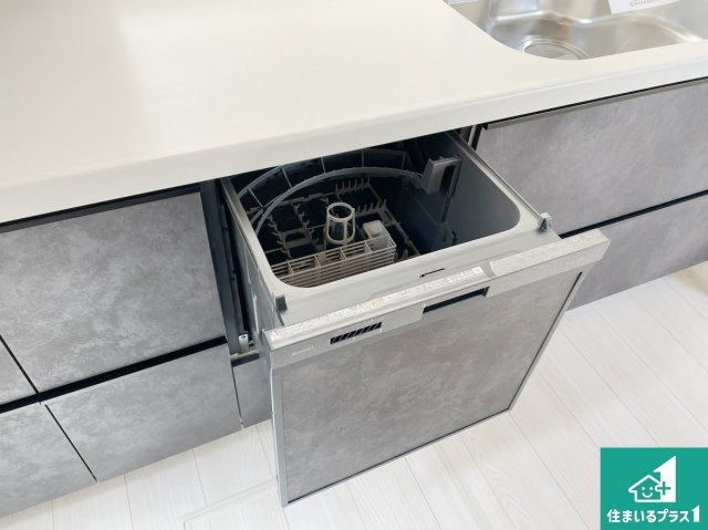 亀岡市余部町清水　新築一戸建ての設備|食事後の一仕事、食器洗いをボタン一つでお任せできちゃいます！場所を取らないビルトイン式なので、お料理スペースもしっかり確保！
