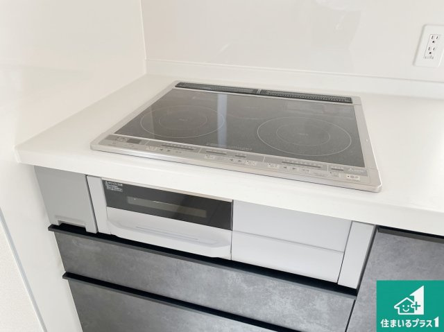 亀岡市余部町清水　新築一戸建ての設備|火を使わないので、安心なＩＨコンロ！でこぼこが無い構造なので、掃除もしやすく清潔に保てます！