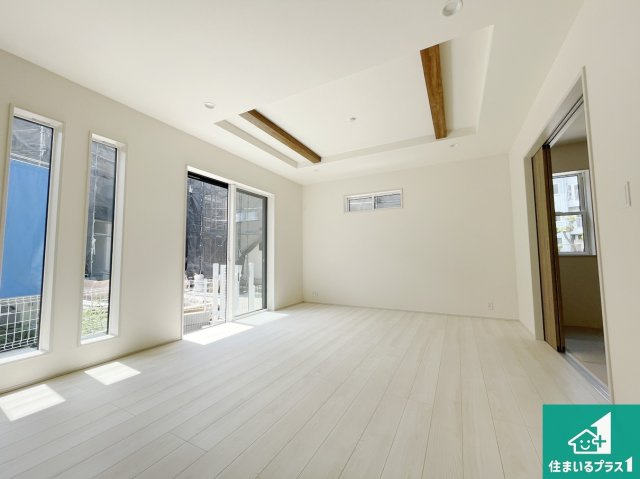 亀岡市余部町清水　新築一戸建ての居間・リビング|シンプルなリビングは、観葉植物等のインテリアを楽しめますね！パパ好みにも、ママ好みにも家具次第で雰囲気を変えることができます！