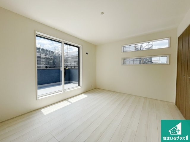 亀岡市余部町清水　新築一戸建ての洋室|シンプルな洋室は、自分好みのインテリアが楽しめます♪ご家族とインテリアや家具を選びに行くのは新築購入時の醍醐味の一つです。ぜひお楽しみください♪