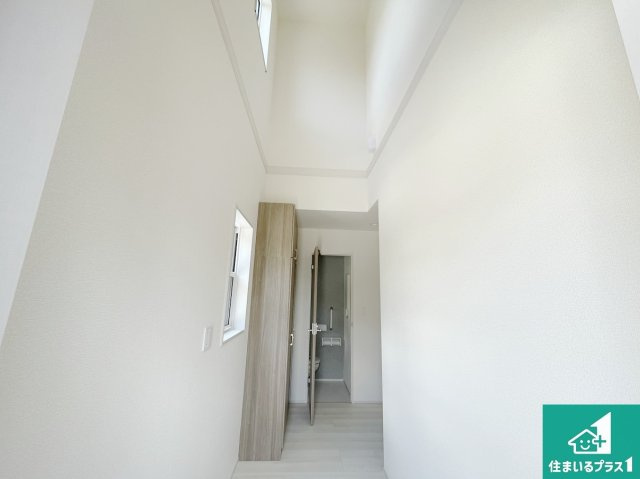 亀岡市余部町清水　新築一戸建ての玄関|シューズボックスにはたくさんの靴が収納できるので玄関周りはいつもスッキリ！ご家族が増えても安心！