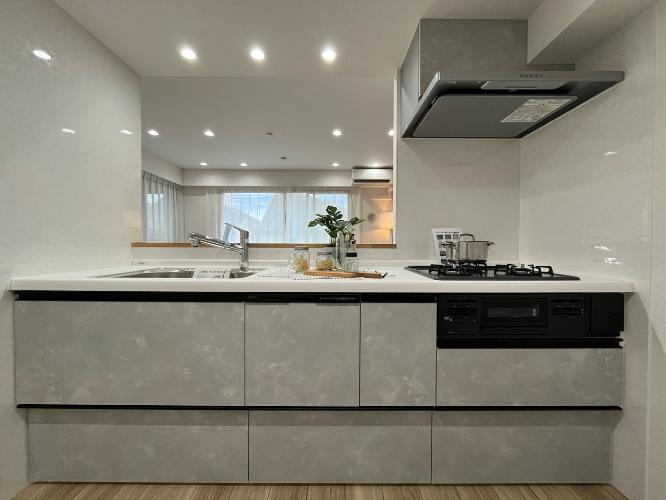 吉祥寺北パーク・ホームズのキッチン|対面式のシステムキッチンは新規交換 食器洗い乾燥機完備につき、食後のひと手間を省けます