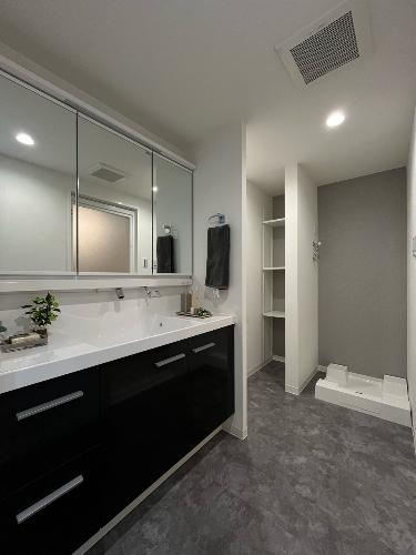 吉祥寺北パーク・ホームズの独立洗面台|新規交換の洗面化粧台 収納スペースも豊富で、タオルやストック用品、メイク用品などの置き場所にも困りません