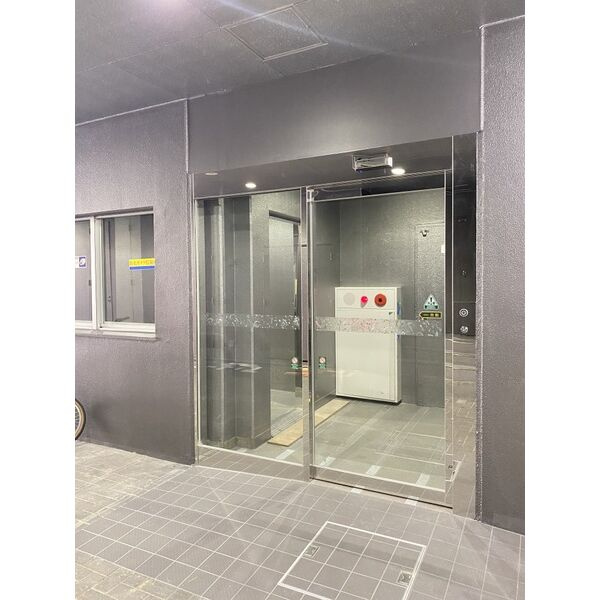 大阪市西区南堀江３丁目の店舗事務所のエントランス