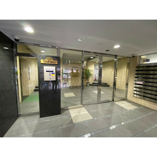 大阪市西区南堀江３丁目の店舗事務所のエントランス