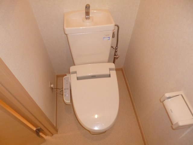ガーデンハイツＢのトイレ|シャワー付き暖房便座