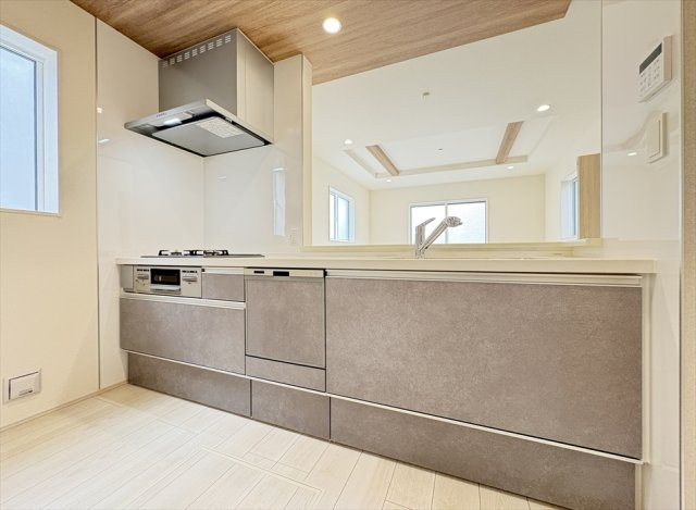 【キッチン】 | 志木市上宗岡1丁目　新築一戸建住宅　全3棟　(志木本店) | リビング全体が見渡せる対面キッチン。奥に入ってる物もサッと取り出しやすいスライド収納は奥まで一目で確認できるので調味料などの在庫管理にも便利です。