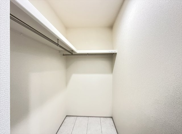 【外観】 | 志木市上宗岡1丁目　新築一戸建住宅　全3棟　(志木本店) | 脱衣所にWICが設けられているのでアイロンをかけ終わった衣類やクリーニングに出す予定の衣類などまとめて収納できます。