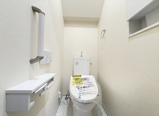 【トイレ】 | 志木市上宗岡1丁目　新築一戸建住宅　全3棟　(志木本店) | 1階トイレ／家族を感染症から守る温水洗浄便座を完備。