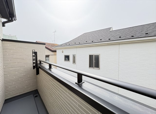 【バルコニー】 | 志木市上宗岡1丁目　新築一戸建住宅　全3棟　(志木本店) | 主寝室に面したバルコニーは通りから見えにくいので家族のプライバシーも守れます。
