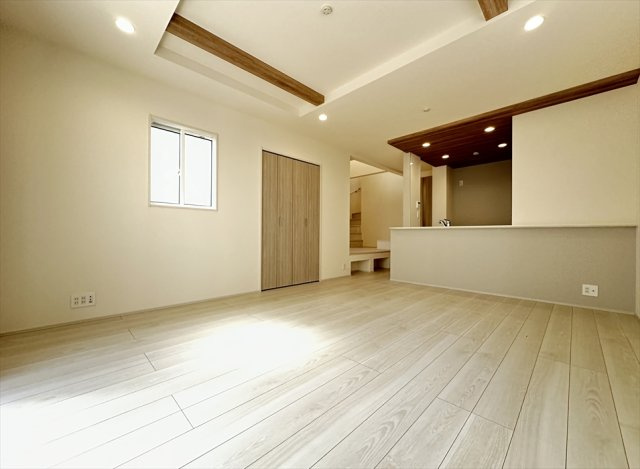 【居間・リビング】 | 志木市上宗岡1丁目　新築一戸建住宅　全3棟　(志木本店) | 化粧梁やアクセントクロスでメリハリのあるファミリー空間を演出。