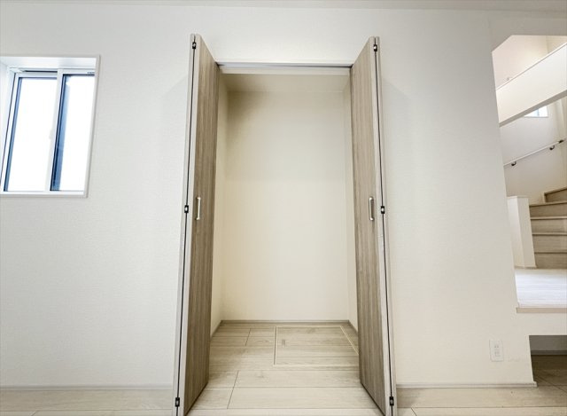 【外観】 | 志木市上宗岡1丁目　新築一戸建住宅　全3棟　(志木本店) | 販売現地(2025年10月撮影)／開放感あふれる吹き抜けと折り上げ天井。2.5帖のマルチスキップも備えたこだわり空間。