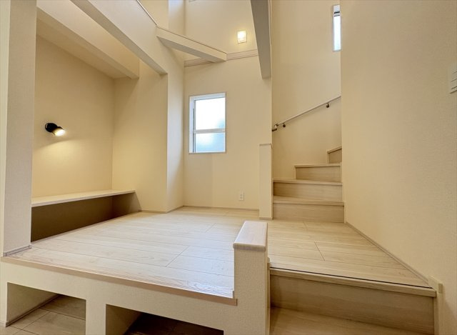 【居間・リビング】 | 志木市上宗岡1丁目　新築一戸建住宅　全3棟　(志木本店) | スタディカウンター付きのマルチスキップ。お子様のリビング学習の他にもお洗濯のアイロンがけスペースとしても便利。