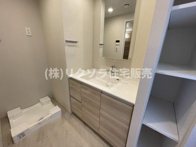 パークホームズLaLa門真の独立洗面台|洗面台の隣には便利な可動棚もついています！
■物件内覧・資金計画相談・住宅ローン相談、リフォーム相談、お問合せ受付中■
※当日・翌日のご内覧、ご相談はお電話でのお問合せがスムーズです！