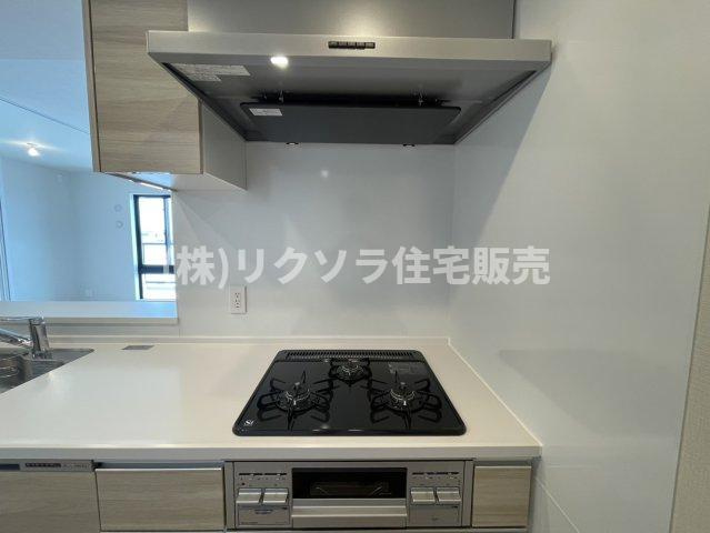 パークホームズLaLa門真のキッチン|ビルトイン三口コンロ
■物件内覧・資金計画相談・住宅ローン相談、リフォーム相談、お問合せ受付中■
※当日・翌日のご内覧、ご相談はお電話でのお問合せがスムーズです！