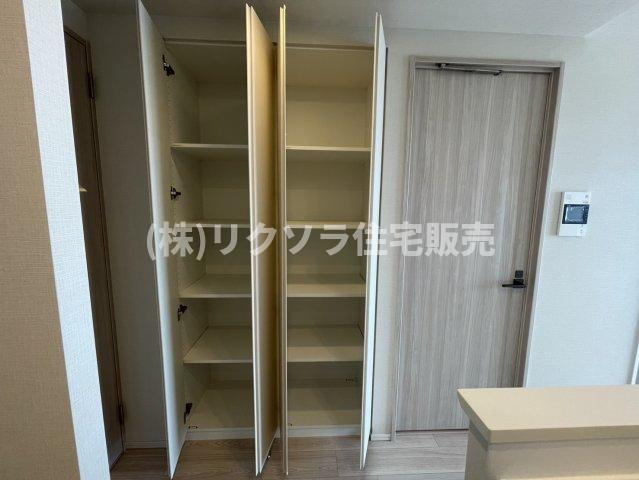 パークホームズLaLa門真の収納|キッチン横可動棚
■物件内覧・資金計画相談・住宅ローン相談、リフォーム相談、お問合せ受付中■
※当日・翌日のご内覧、ご相談はお電話でのお問合せがスムーズです！