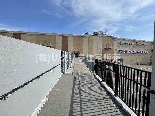 パークホームズLaLa門真の現況写真|3階部分から、ららぽーと門真に直結できる連絡通路があります
■物件内覧・資金計画相談・住宅ローン相談、リフォーム相談、お問合せ受付中■
※当日・翌日のご内覧、ご相談はお電話でのお問合せがスムーズです！