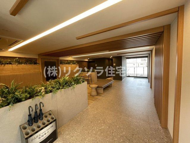 パークホームズLaLa門真のロビー|3階部分の連絡通路間のラウンジです！自動販売機、トイレあり
■物件内覧・資金計画相談・住宅ローン相談、リフォーム相談、お問合せ受付中■
※当日・翌日のご内覧、ご相談はお電話でのお問合せがスムーズです！