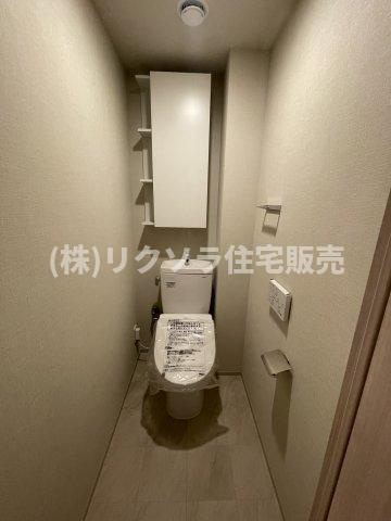 パークホームズLaLa門真のトイレ|吊戸棚・温水洗浄便座付き
■物件内覧・資金計画相談・住宅ローン相談、リフォーム相談、お問合せ受付中■
※当日・翌日のご内覧、ご相談はお電話でのお問合せがスムーズです！