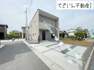 【外観】 | ≪7号棟≫駐車スペースはゆったり並列２台可能です。お庭スペースも確保されており、ガーデニングなど楽しめそうです。
現地(2025年5月撮影)