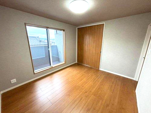 玉里団地3丁目　モデルハウス分譲の洋室|バルコニーへ出入りできる洋室です。