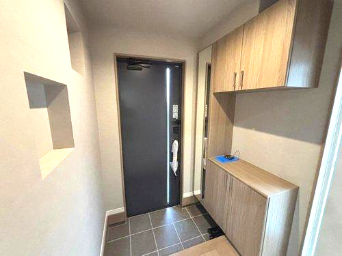 玉里団地3丁目　モデルハウス分譲の玄関|姿見付きの下駄箱収納です。